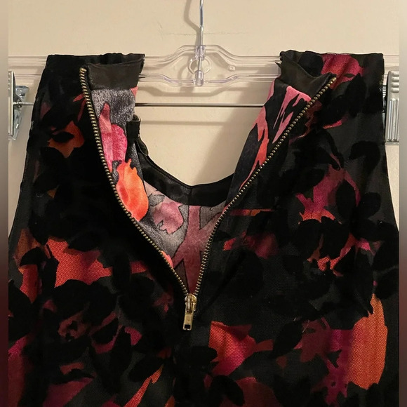 SLNY Vibrant Red Orange Floral Sheath Dress Black Velvet Burnout Overlay Size 6 - Picture 8 of 13